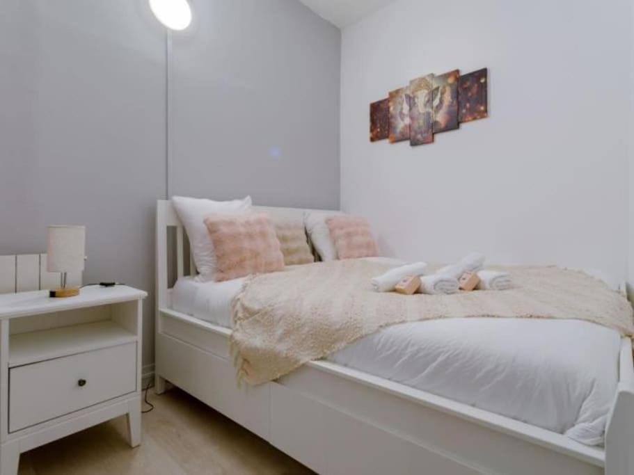 Appartement Max Dormoy, Bus And Square Parijs